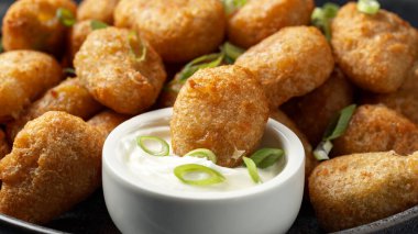 Çıtır Jalapeno peyniri soslu. Parti yiyecekleri..