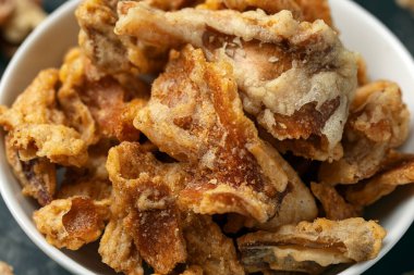 Kızarmış mantar cipsi, beyaz kasede atıştırmalık..