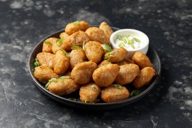 Çıtır Jalapeno peyniri soslu. Parti yiyecekleri..