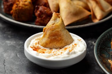 Hint usulü abur cubur seçimi soğan bhajiler, pakoralar ve samosalar.