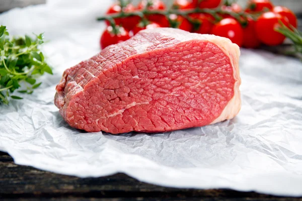 Trozos de carne fresca, losa de ternera, decorada con verduras y verduras — Foto de Stock