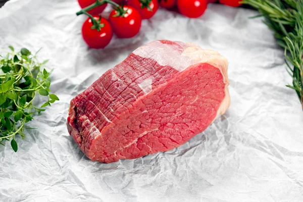 Trozos de carne fresca, losa de ternera, decorada con verduras y verduras — Foto de Stock