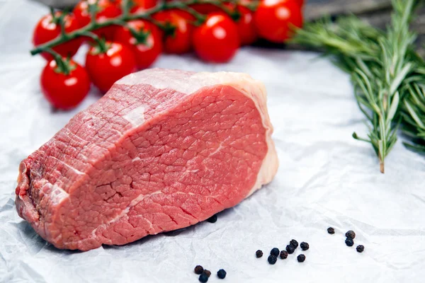 Trozos de carne fresca, losa de ternera, decorada con verduras y verduras — Foto de Stock