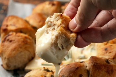 Soğan ekmeğiyle kamembert peyniri..