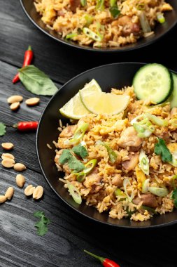 Sebzeli kızarmış Tayland tavuğu, limon. Khao Pad Gai.