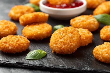 Kızarmış peynirli camembert peyniri, çilek soslu..