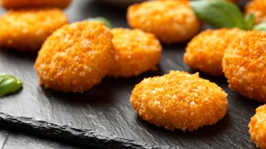 Kızarmış peynirli camembert peyniri, çilek soslu..