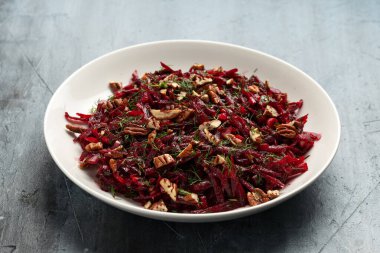 Çiğ pancar salatası, dereotlu ve cevizli. Sağlıklı salata, lifli..