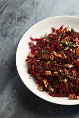 Çiğ pancar salatası, dereotlu ve cevizli. Sağlıklı salata, lifli..