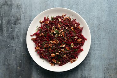 Çiğ pancar salatası, dereotlu ve cevizli. Sağlıklı salata, lifli..