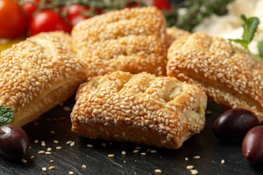 Feta peynirli puf böreği zeytin, domates ve biberli turşu..