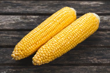 kadar olgun taze Mısır eski ahşap masanın üzerine kapatın. pişirmeye hazır