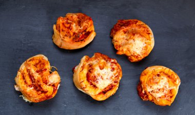 Ev yapımı domates, sarımsak ve peynir swirls. Yemeye hazır.