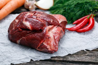 Ham öküz yanak buruşuk kağıt üzerinde yeşil ve sebzeler ile dekore edilmiştir. eski ahşap tablo