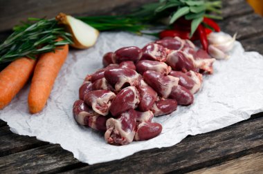 Buruşuk kağıt, ham ördek kalpler sebze ile dekore edilmiştir. üzerinde