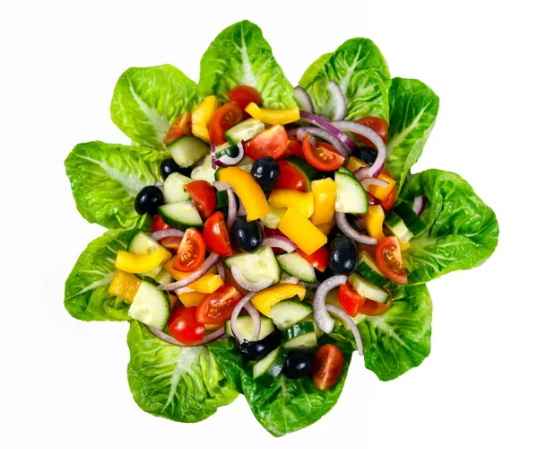 Ensalada de verduras frescas con, aceitunas negras, tomates cherry, pimiento amarillo, cebolla roja, pepino. aislado sobre fondo blanco —  Fotos de Stock