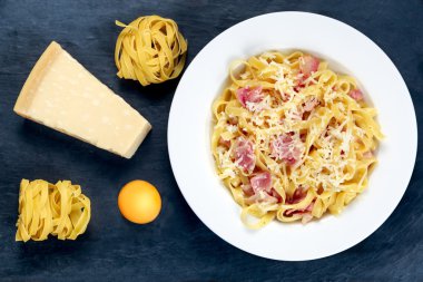 Klasik İtalyan Carbonara Makarnası. Tangliatelle spa ile süslenmiş.