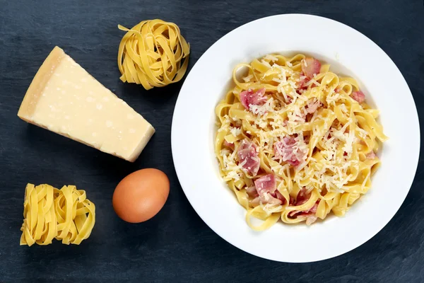 Classic Pasta carbonara Italian (англійською). прикрашена тангліатль спа. — стокове фото