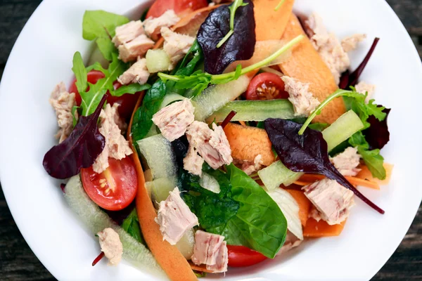 Салат из тунца со шпинатом, ракетой, красным рубином, помидорами, огурцами, морковью, красным луком — стоковое фото