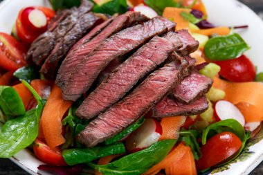 Havuç, domates, salatalık, maydanoz ve salata ile baharatlı sığır eti dilim et salata yaprakları ıspanak, roket, kırmızı yakut pazı