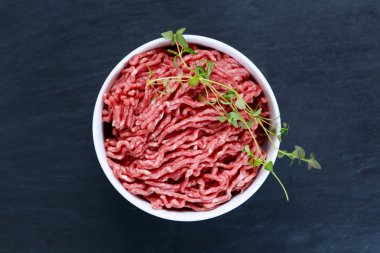 Eski mavi taş zemin üzerine taze çiğ kıyma et