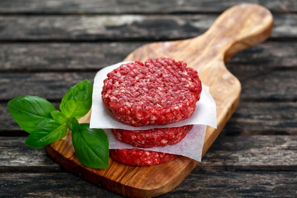 Hausgemachte Hackfleisch-Burger auf Schneidebrett. alter Holztisch — Stockfoto