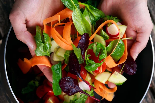 Taze sebze yakından, Vegan salata adam elinde. sağlıklı gıda — Stok fotoğraf