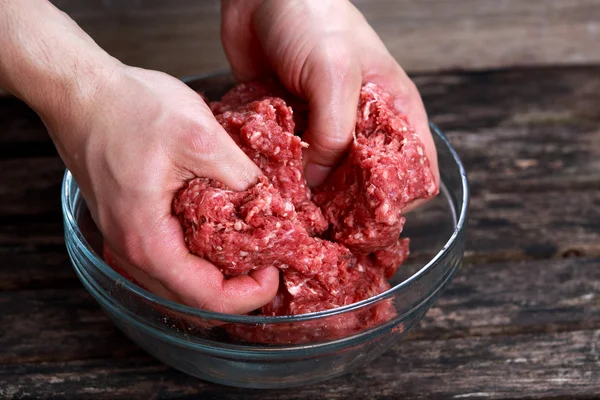 Man mixen rundvlees gehakt met de hand . — Stockfoto