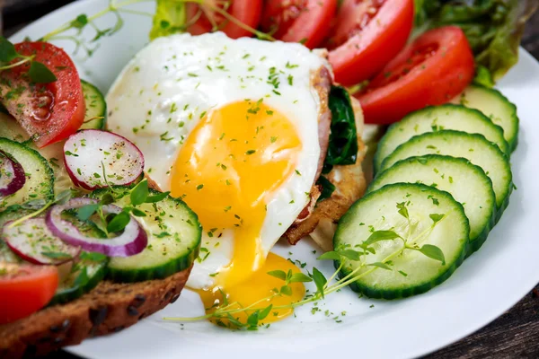 Petit déjeuner du matin - sandwich grillé végétalien, oeuf, bacon et légumes . — Photo