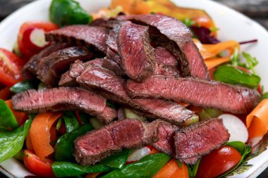 Havuç, domates, salatalık, maydanoz ve salata ile baharatlı sığır eti dilim et salata yaprakları ıspanak, roket, kırmızı yakut pazı