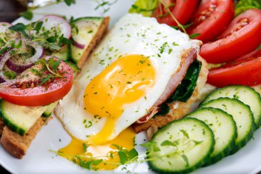 Sabah kahvaltı - vegan tost sandviç, yumurta, domuz pastırması ve sebze