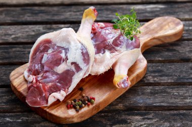 Ücretsiz aralığı ördek bacaklar otlar ile. eski ahşap tablo.