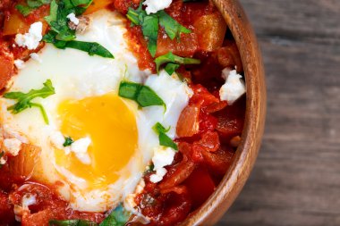 Domates sosu ve kırmızı, haşlanmış yumurta sarı biber, soğan