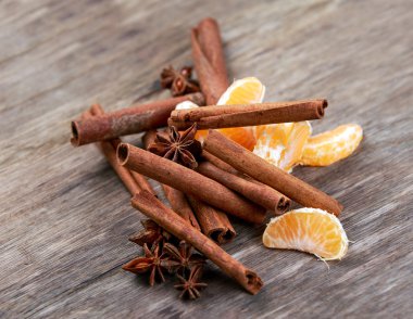 Tarçın ve ahşap masa üzerinde iyi. Seçilen odak