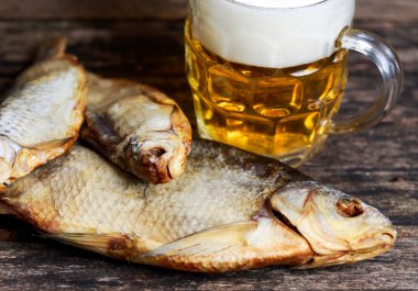 Bira ve tuzlu kuru balık vobla ahşap tablo