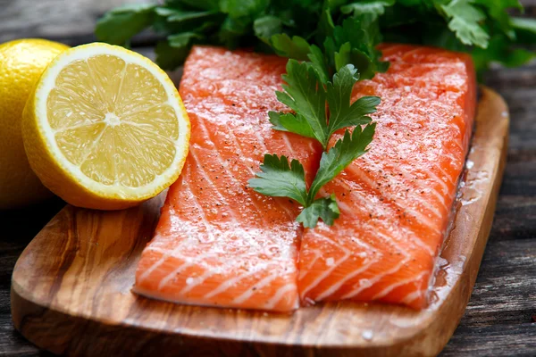 Fillet mentah segar salmon dengan lemon, herbal dan rempah-rempah . — Foto Stok © funandrejs@gmail.com #123408568
