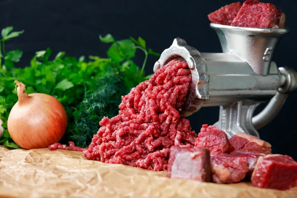 Picadora con carne picada fresca — Foto de Stock