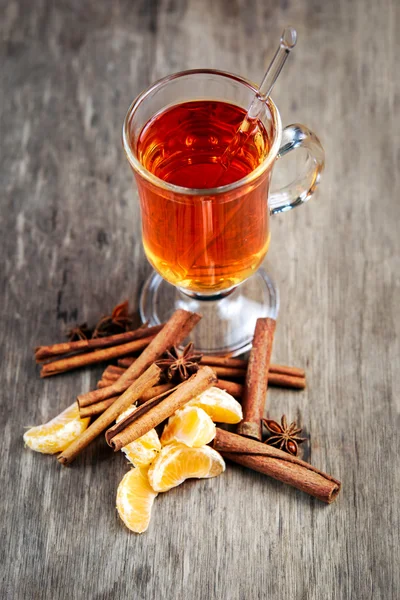 Boisson chaude avec bâtonnets de cannelle et mandarine . — Photo