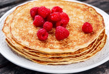 Ahududu ile taze altın krep yığını