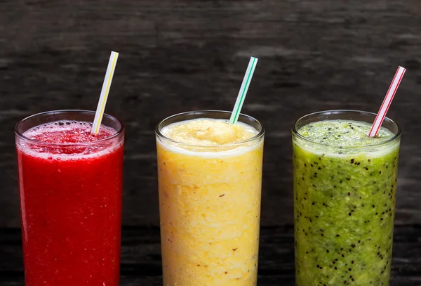 Färska smoothies i glas - röd, gul och grön — Stockfoto