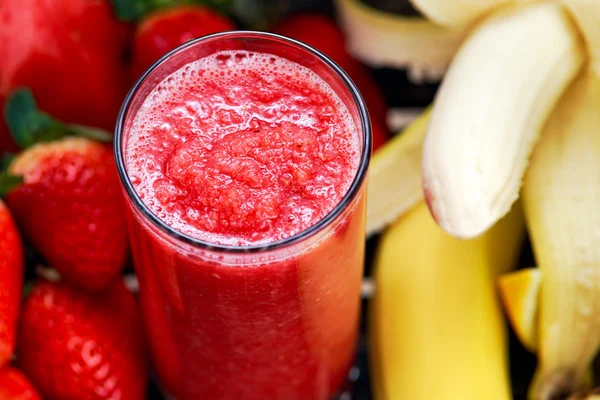 Färskt saftigt röda smoothies i glas — Stockfoto