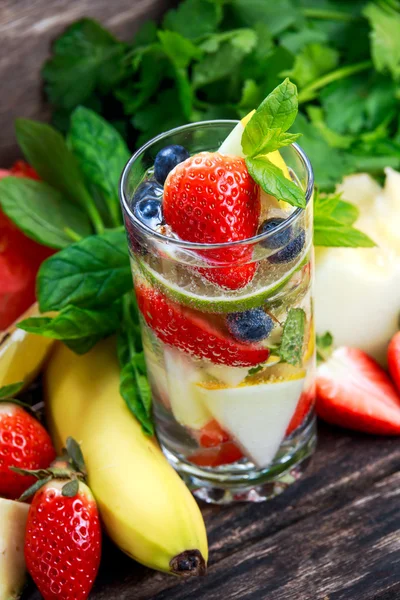 Glas av färska jordgubbar detox vatten med frukt — Stockfoto