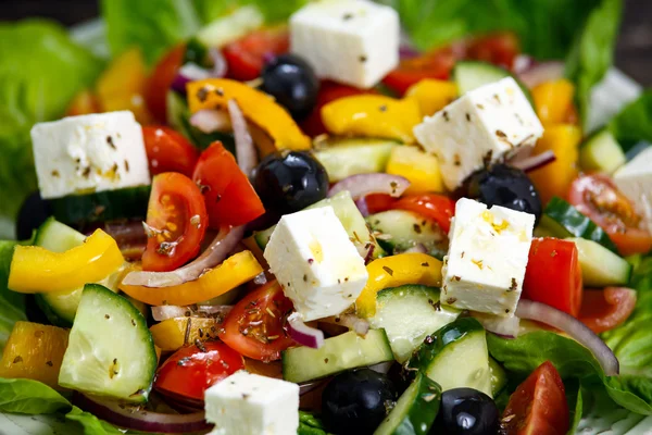 Салат из свежих овощей с сыром фета — стоковое фото