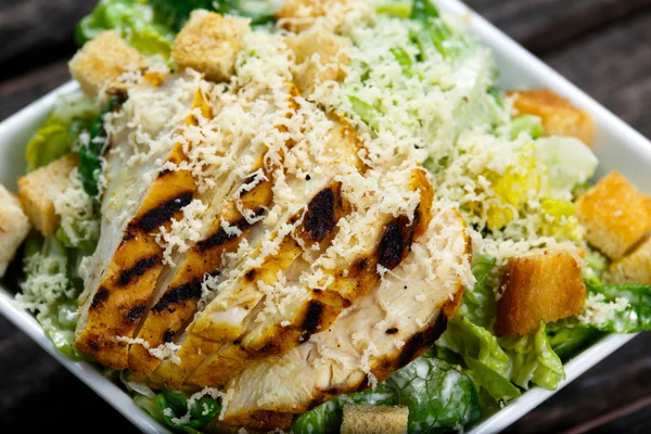 Close Up Caesar salada com frango e alface — Fotografia de Stock