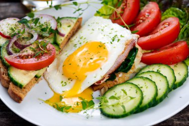 Sabah kahvaltı - vegan tost sandviç, yumurta, domuz pastırması ve sebze.