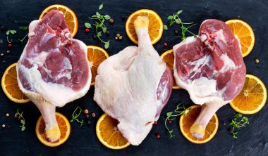 Ücretsiz aralığı ördek ayaklı portakal ve otlar eski mavi taş masada. Pişirmeye hazırlama