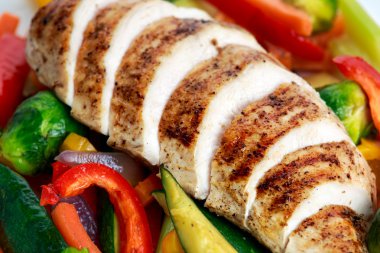 Izgara tavuk fileto, pişmiş sebze ile meme