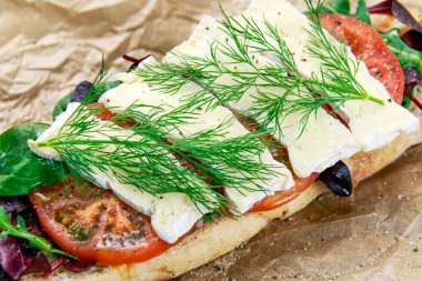 Vejetaryen ciabatta, sebze ve peynir sandviç