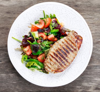 Izgara domuz eti ve sebze plaka üzerinde