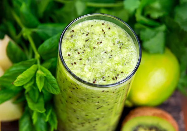 Hemmagjord smoothie med kiwi, banan och mynta blad — Stockfoto